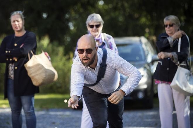 Vaasan kaupunginhallituksen puheenjohtaja Kim Berg (sd.) ehti osallistua kolikonheittopeli piiraukseen Savilahti-talon pihamaalla.
