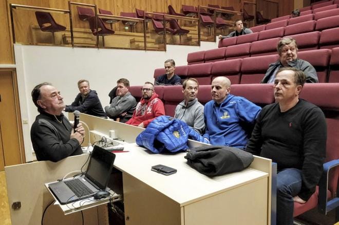 Alajärvi-salissa käydyssä keskustelussa oli luottavainen tunnelma ja vahva usko Ankkureitten tulevaisuuteen. KUVA: TAPANI TALLBACKA