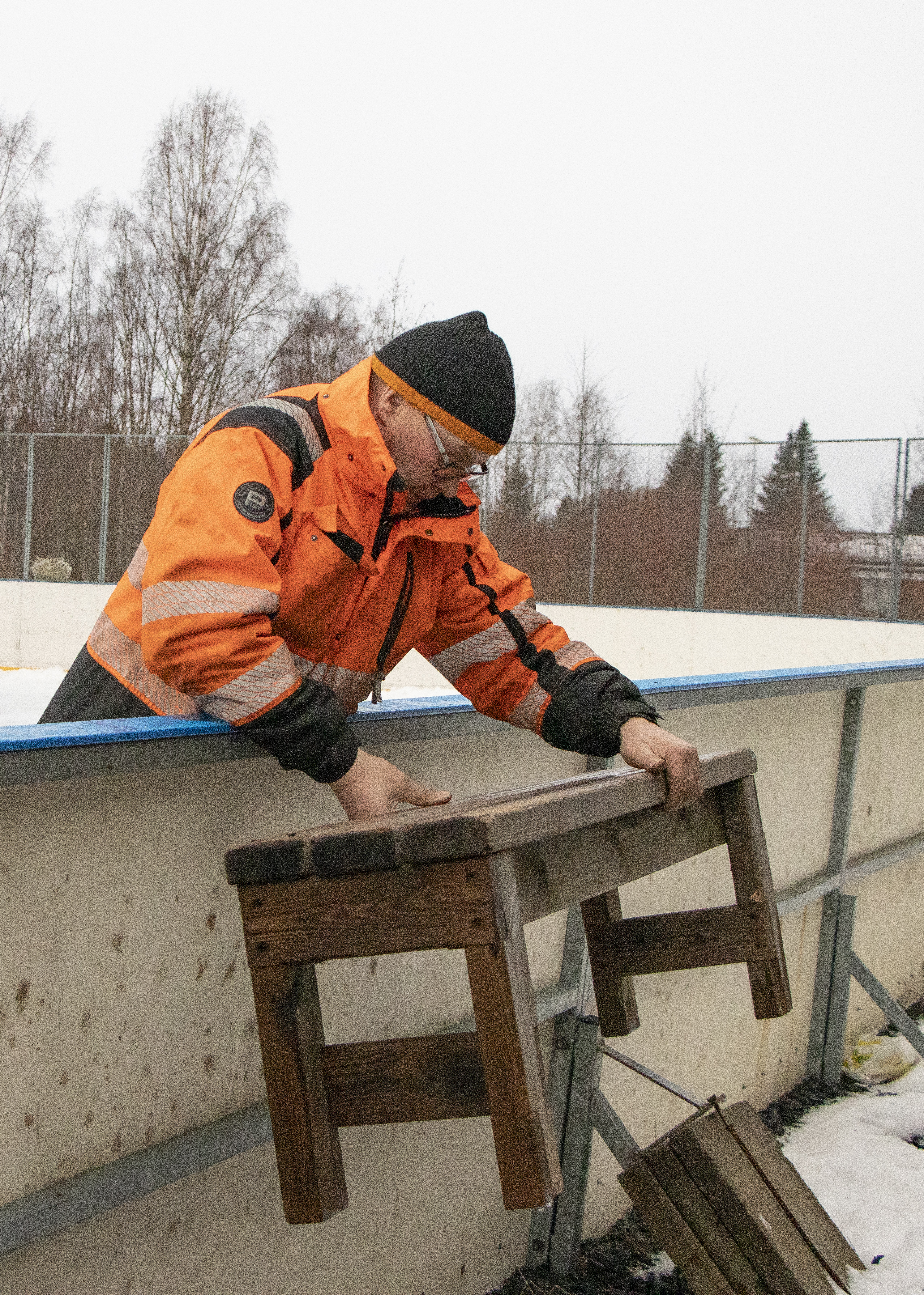 Penkit,  kuten muutkaan ylimääräiset kalusteet ja esineet eivät kuulu jäälle. Jos niitä siellä väliaikaisesti tarvitaan, ne tulisi viedä myös takaisin sinne, mistä ne on tuotu.