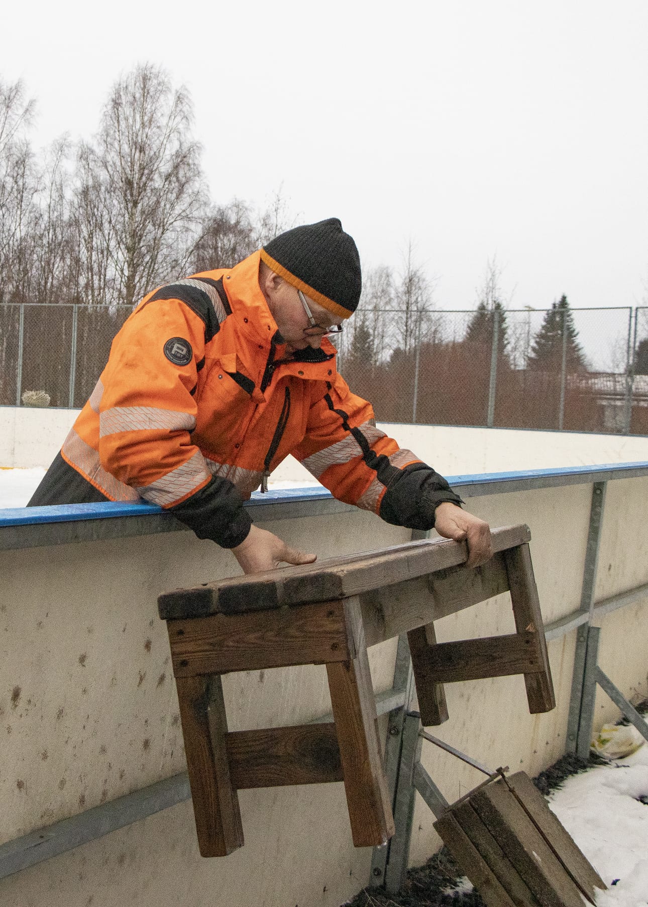 Penkit, kuten muutkaan ylimääräiset kalusteet ja esineet eivät kuulu jäälle. Jos niitä siellä väliaikaisesti tarvitaan, ne tulisi viedä myös takaisin sinne, mistä ne on tuotu.
