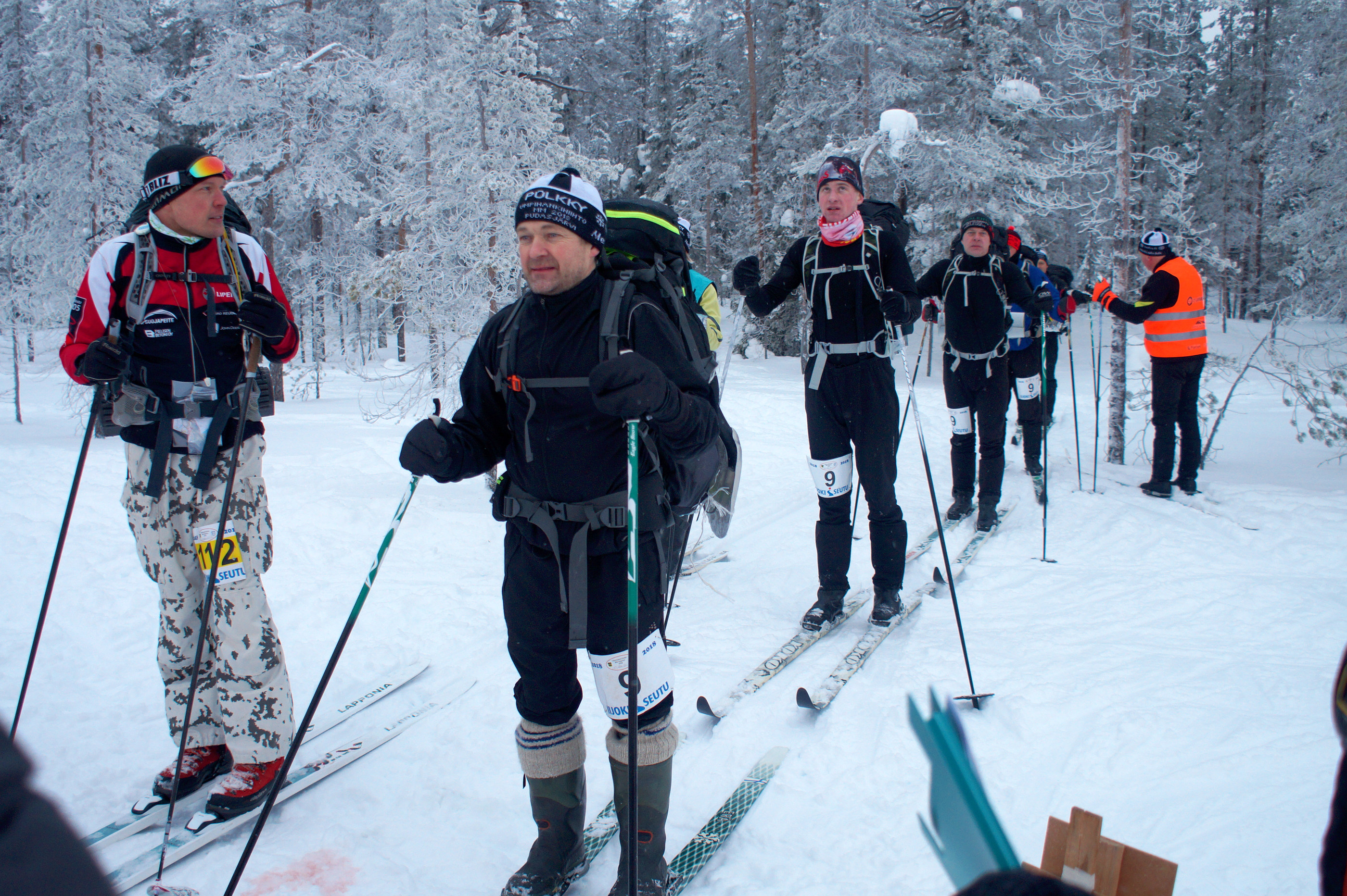 Ensimmäisinä sunnuntain taipaleelle pääsivät lähtemään yksilösarjan voittaja Jani Ikonen (vas.) ja Metsäläiset, alun umpisen halkojanaan Jukka Särkelä.