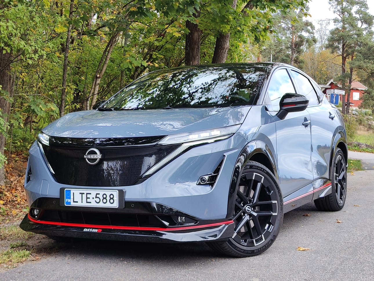 Nissan Ariya Nismon kori erottuu mallin muista versioista helmalevikkeillä, ilmanohjaimilla ja spoilereilla.