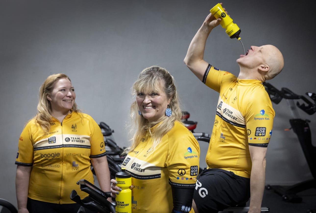 Team Rynkeby Oulun tiimiläiset Minna Jääskeläinen (vas.), Tanja-Maria Nyman ja Heikki Ketola treenaavat ensi kesän yli tuhannen kilometrin pyörämatkaa Pariisiin liikuntakeskus Hukassa Heinäpäässä.