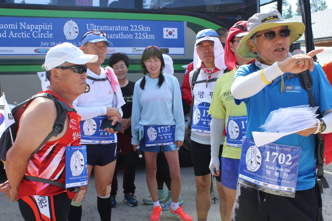 Valmiina matkaan. Junamatka Helsingistä Kemijärvelle ei paina, vaikka osa juoksijoista valvoikin valoisan yön ja aikaeron vuoksi. Kemijärvellä seurue poikkesi, jotta saa suomalaisen ultramaratonin nimeen ujutettu Napapiirin.