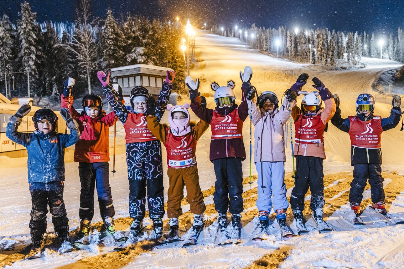 Santa Claus Ski Teamin nuorimmat jäsenet tutustuvat alppihiihtoon Tanja Poutiainen Sporttikerhossa.
