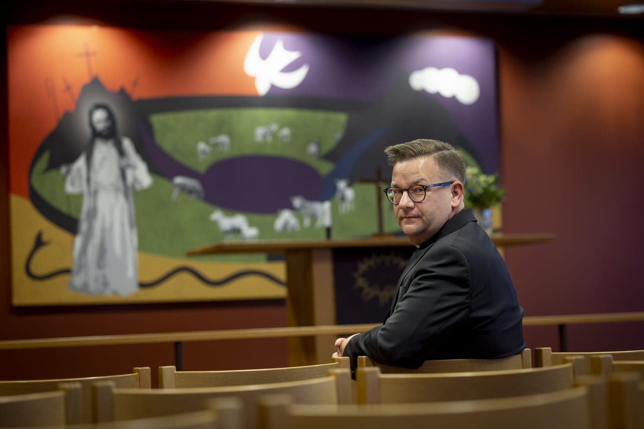 Matti Rusama jätti tehtävät rehtorina, koska koki pappiskutsumuksen niin voimakkaana. Mahdollisuus toimia pappina löytyi Seinäjoelta, jossa oli paikka auki. Hyvän Paimenen kappeli on Seinäjoen keskustan ytimessä. Messussa käy tavallisesti noin sata kuulijaa, mutta parhaimmillaan kymmeniä enemmän.