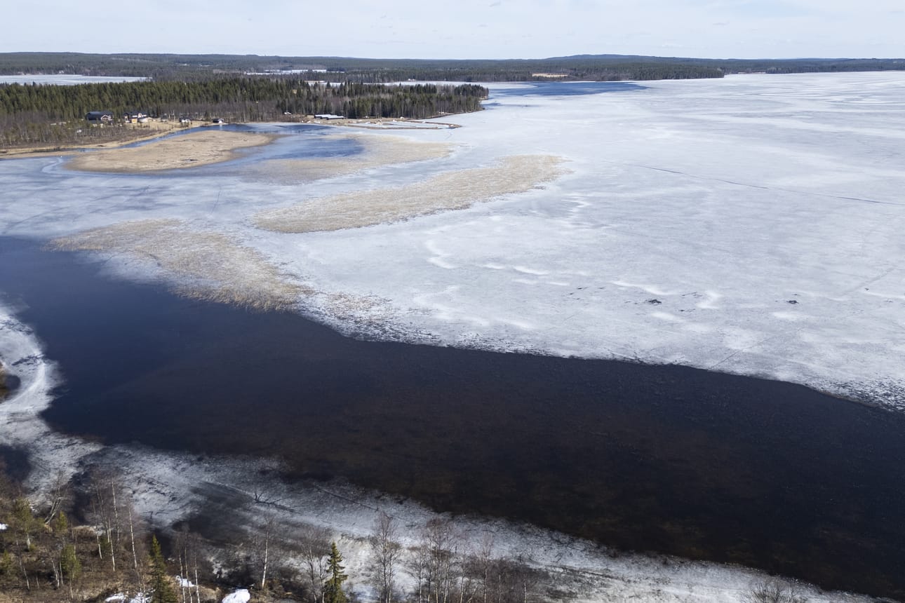 Kuusamojärven isot selät ovat vielä jääpeitteessä, mutta rannat alkavat olla jo monista paikoin sulat. Kuusamojärven Talvilahdella sijaitsevan Tolpanniemen venesataman edustallakin on jo sulaa, kuten myös Tolpansalmessa Tolpanniemen päässä.