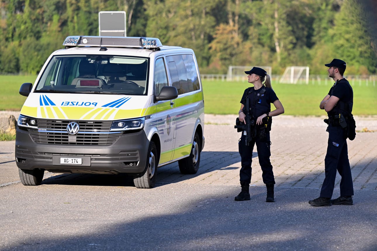 Poliisit varioivat tapahtuma-aluetta Aaraussa Sveitsissä.