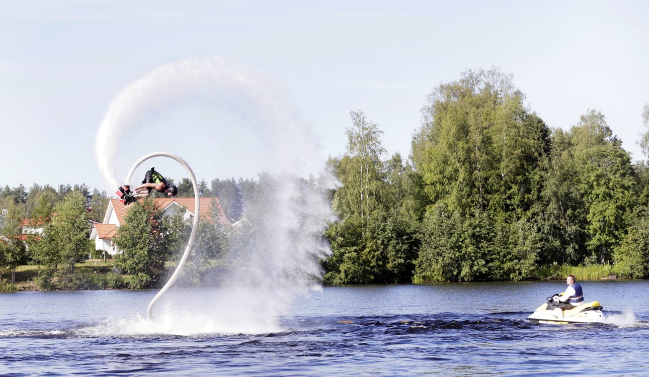 Flyboard Värtön uimarannalla.