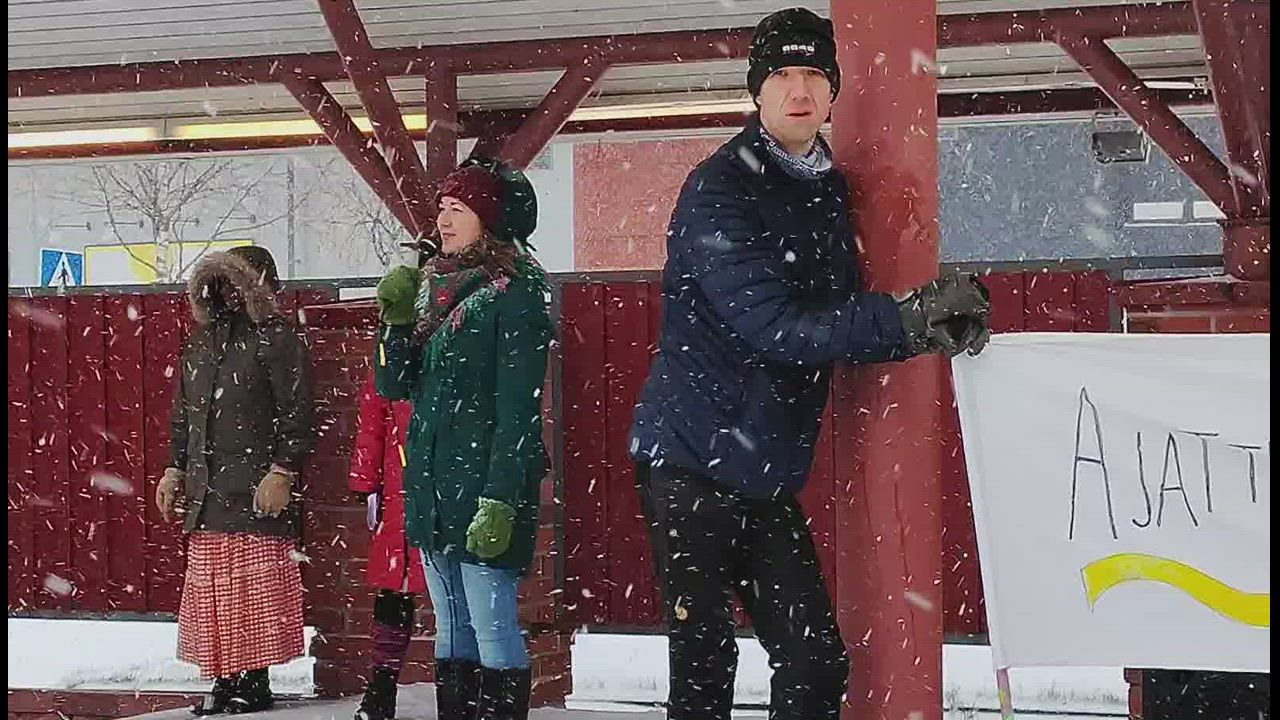 Olga Oinas-Panuma puhuu Pudasjärven torilla kehitysvammaisten ryhmäkotia koskevassa mielenilmauksessa