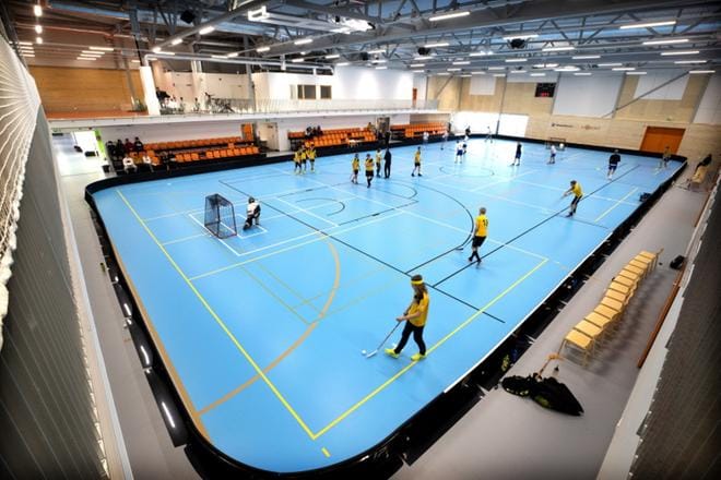 Valoisa ja avara Isokyrö Areena sai tulikasteensa maanantaina koululaisten salibandyturnauksella. Kuvassa Perhon ja Ilmajoen lukion pojat pelaamassa KLL:n alueturnauksessa. KUVAT: JOUKO HÄNNINEN