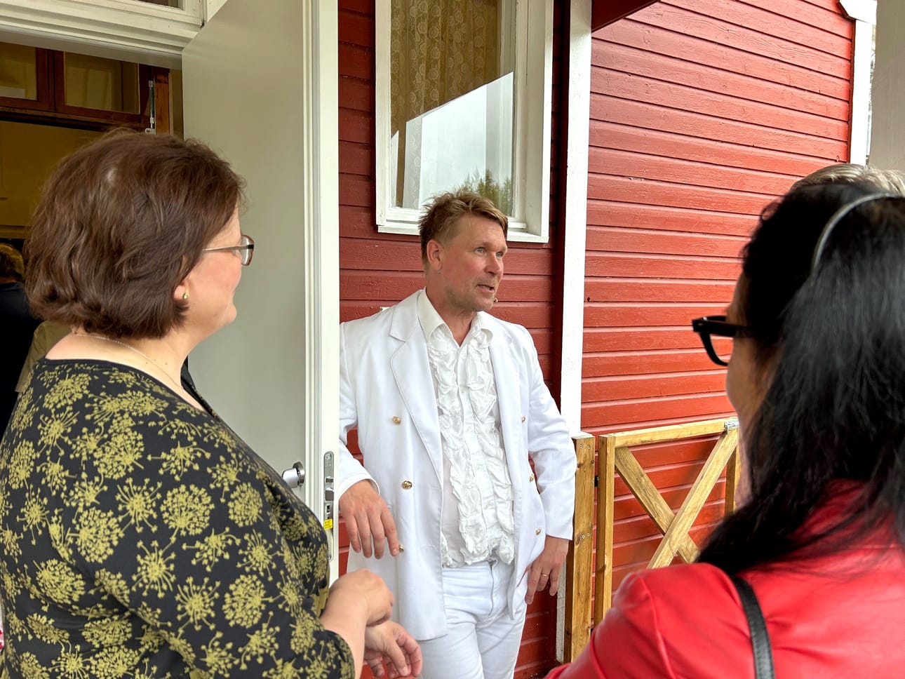 Kun tv-sarjoista ja elokuvista tuttu näyttelijä Matti Ristinen tulee kylälle, väki imuroituu paikalle. Tässä Ristinen Siuruan kylätalolla.