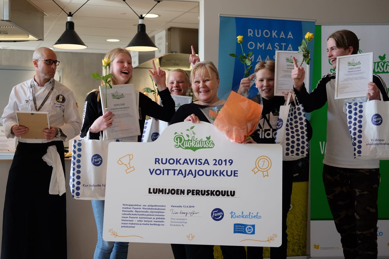 Lumijoen peruskoulun joukkue juhli voittoa opettajansa Sari Mäkisalon kanssa.