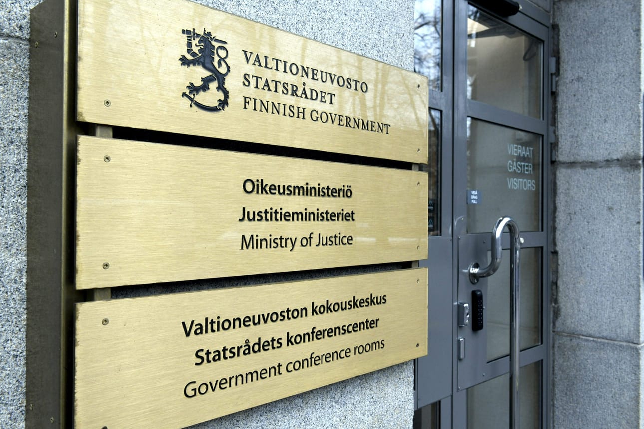 Ukraina on pyytänyt Suomea luovuttamaan venäläismiehen, jota epäillään Ukrainassa terrorismirikoksista. Ennen oikeusministeriön päätöstä asia kulkee keskusrikospoliisin ja korkeimman oikeuden kautta. LEHTIKUVA / Heikki Saukkomaa
