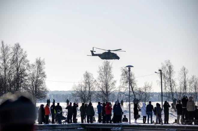 Puolustusvoimien lentonäytöstä oli lauantaina katsomassa arviolta 10 000 ihmistä. Kuva: Lehtikuva/ Kalle Lydman