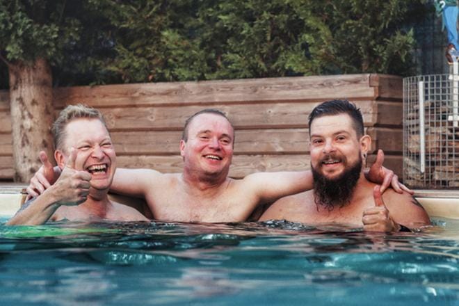 Petri Poikolainen (keskellä) pääsi uimaan pitkästä aikaa, kun Teemu Nikki (vas.) ja Mikko Soukkala veivät hänet altaaseen Venetsiassa. KUVA: JUSSI SANDHU