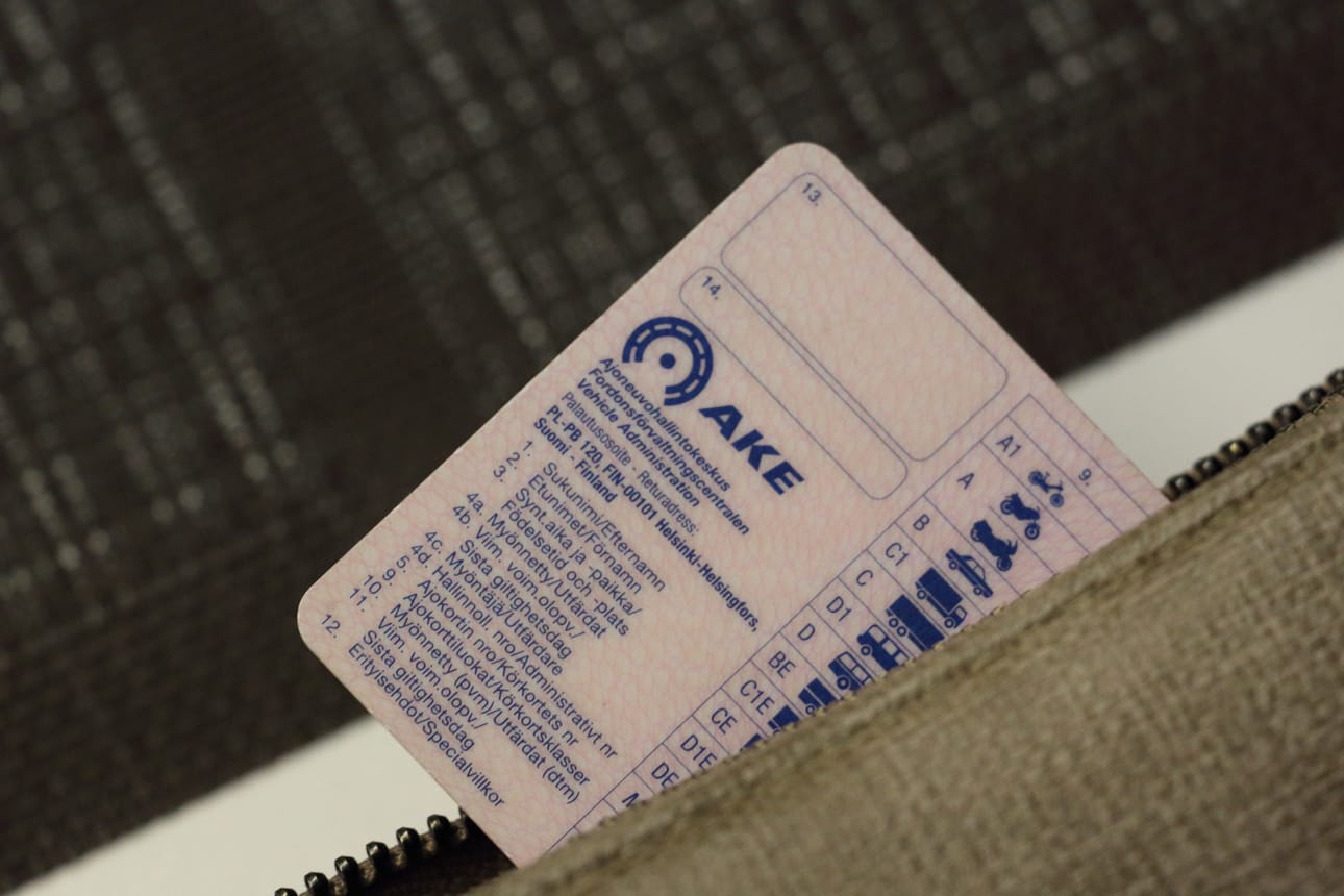 Perinteinen ajokortti kelpaa edelleen, vaikka mobiiliajokortti otetaan käyttöön.
