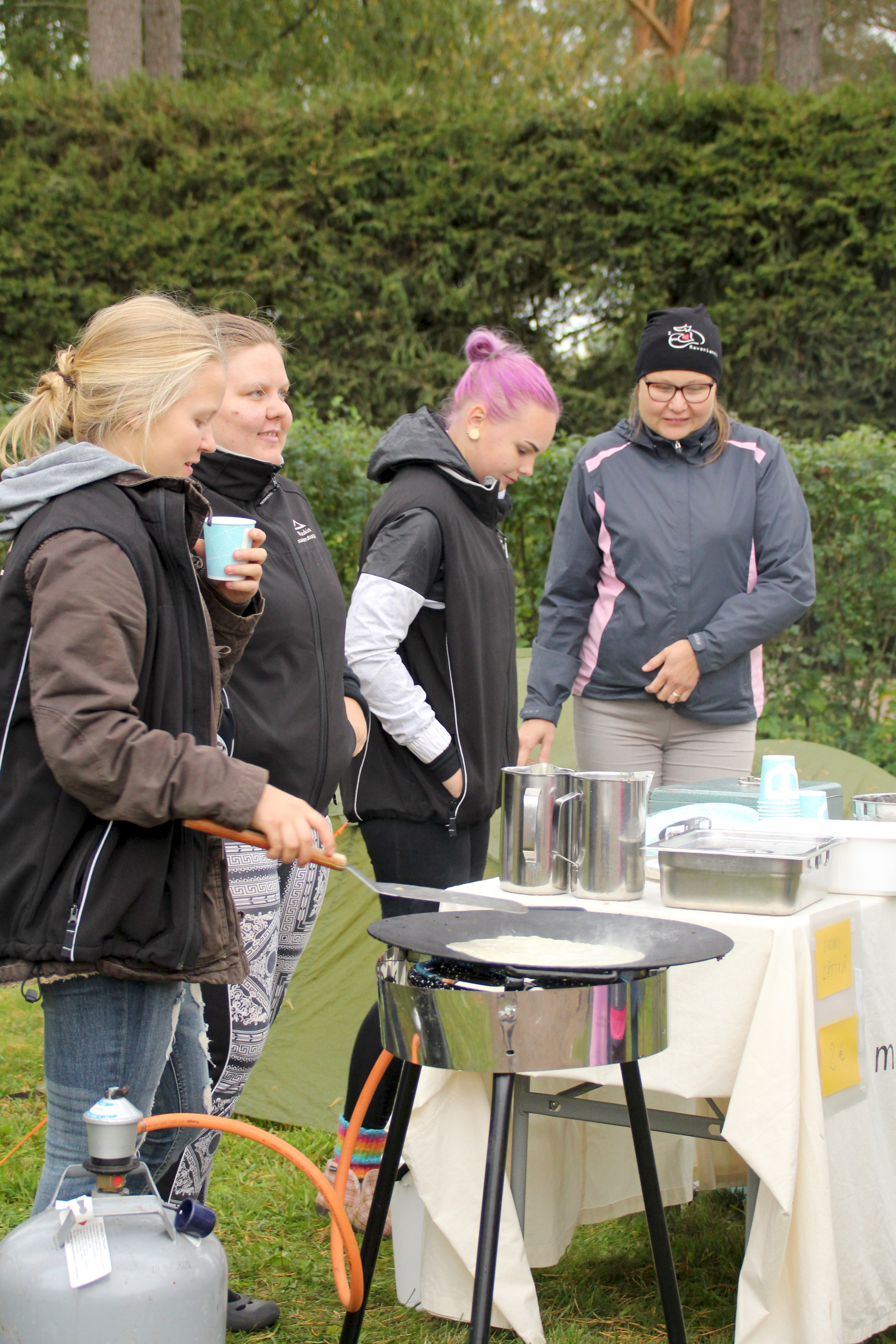 Maaseutuopiston opiskelijat paistoivat muurikkalettuja.