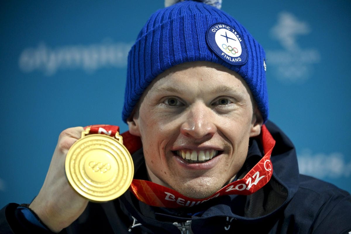 Niskanen hymyili leveästi mitali kaulassaan. LEHTIKUVA / MARKKU ULANDER