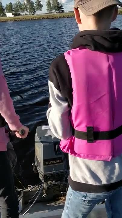 Pyhäntäjärvellä kalastamassa