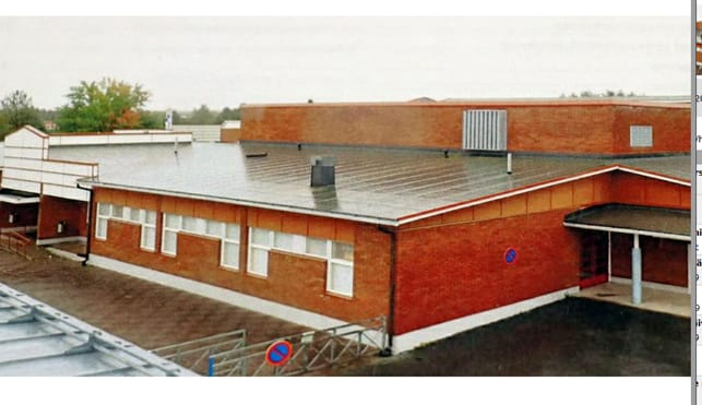 Komiat-lehden arkistokuvassa liikuntasali näkyy koulurakennuksen korkeana osana. Alahärmän vanhan koulurakennuksen sali on yhä kovassa käytössä ja liikuntatiloista on alueella pulaa.