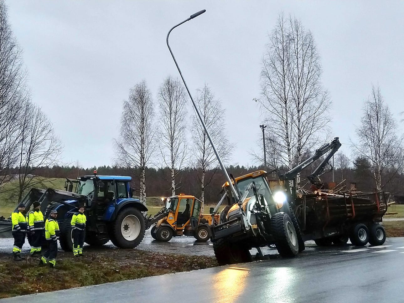 Puukuormassa ollut traktori suistui Torpantieltä Haukiputaalla keskiviikkoaamuna kello 8.30 maissa. Kuvan lähettänyt lukija kertoi, ettei onnettomuudessa ilmeisesti ollut loukkaantuneita. Poliisi ei ole saanut ilmoitusta onnettomuudesta.