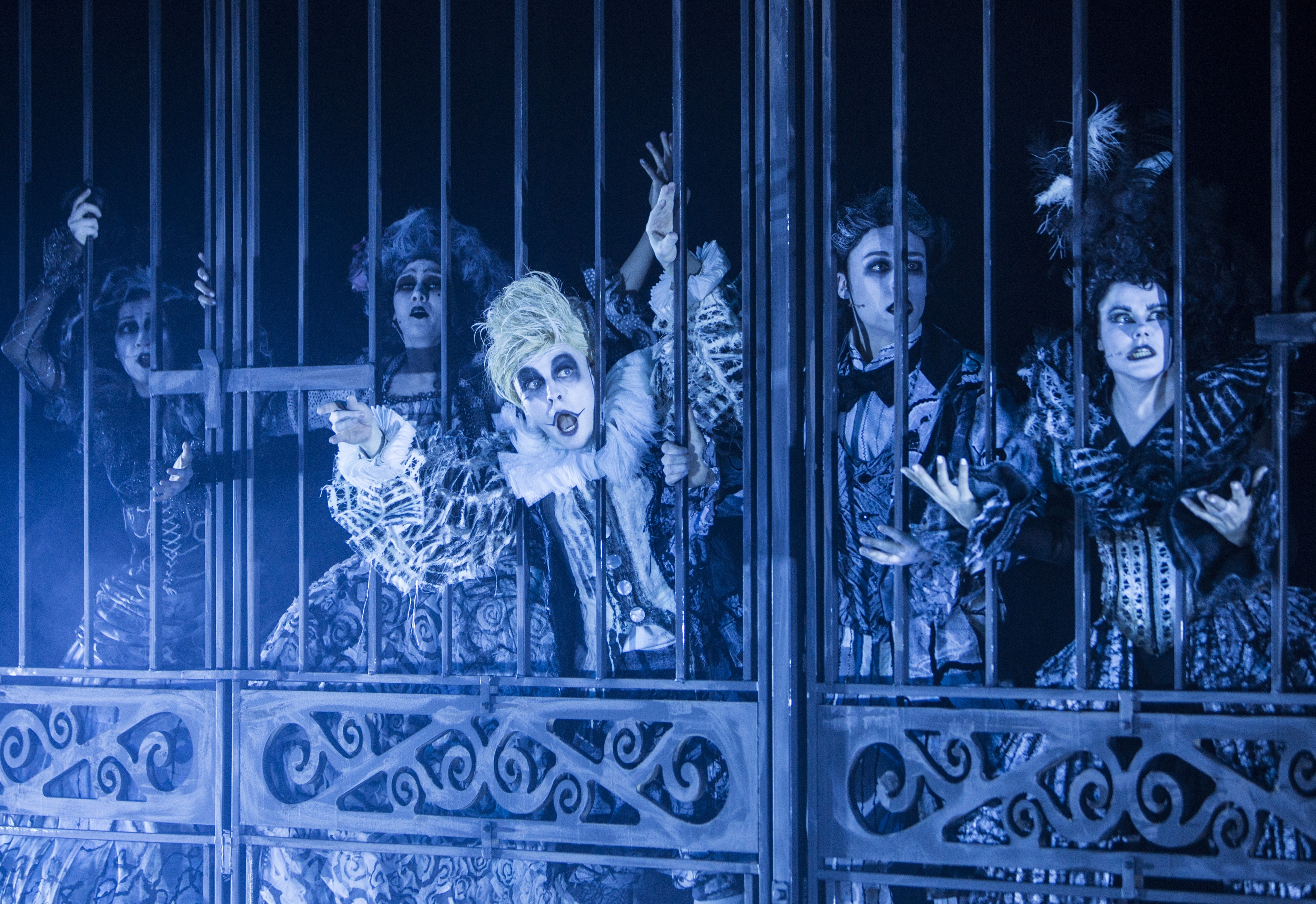 The Addams Familyn aaveet oli puvustettu pukuhistorian tyylikausien kerrostumilla. Kuosit oli painettu kankaanpainannan menetelmillä.