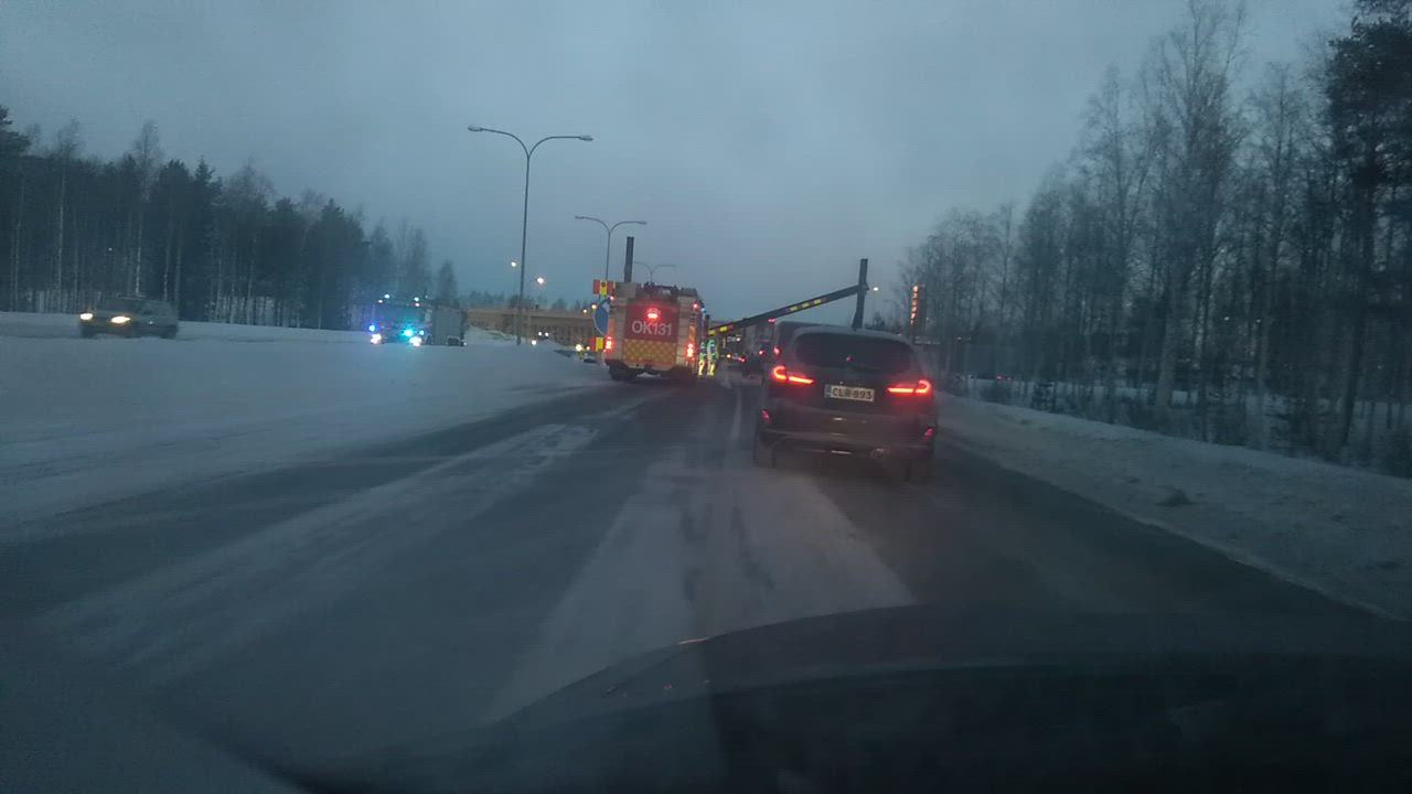 Lukijan video: Teräspalkki haittasi liikennettä Pohjantiellä