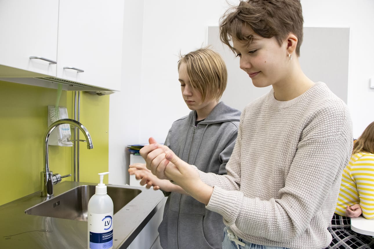 Liminganlahden koululla ennakoidaan flunssatartuntoja korostamalla hygieniaa. Käsidesiä löytyy luokista, samoin ruokalasta. Jatkossa sitä aiotaan tuoda myös koulun wc-tiloihin. – Käsidesiä tulee käytettyä välillä. Jos sitä olisi myös wc:ssä, käyttäisin enemmänkin, koulun oppilas Eevi Ahonen toteaa. Myös Riku Teirikko käyttää antibakteerista käsihuuhdetta silloin tällöin.