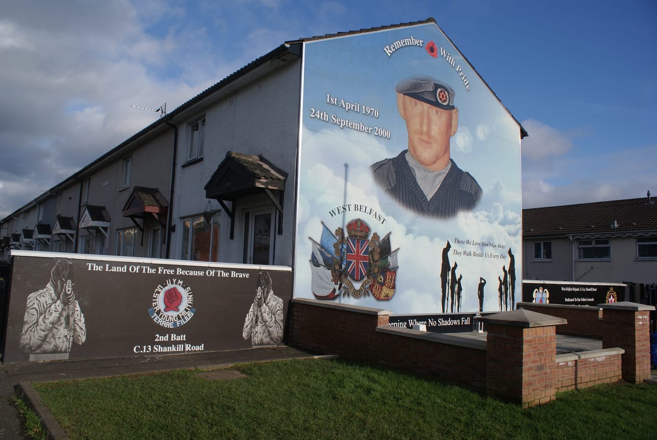 Shankill Roadin alue on täynnä muraaleja, jotka muistuttavat menneistä uhreista ja puolisotilaallisten joukkojen voimasta.
