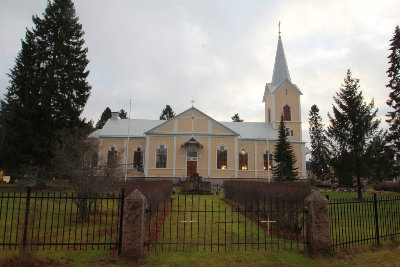 Tyrnävän vuonna 1881 rakennetun kirkon peruskorjaus alkoi viime pääsiäisenä.