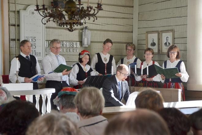 Sarvijoen laulajat esiintyi juhlassa. Kuoro lauloi kappaleita Suomalaisesta messusta.