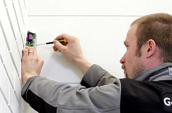 Antti Väyrynen asentaa liiketunnistinta.