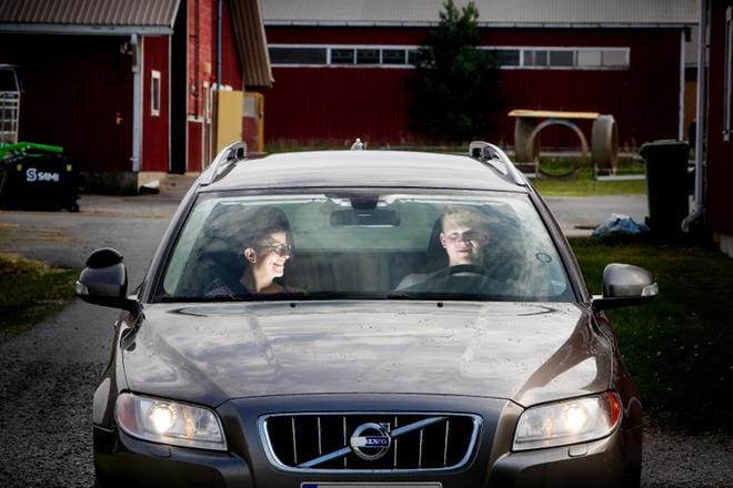 Liisa Vuorela opettaa poikaansa Santeria ajamaan autolla. Muutaman vuoden kuluttua ratin taakse istuu opetettavaksi tytär Matleena. Vuorelan sisaruksilla on ennestään jo traktorikortti ja kumpikin on tottunut ajamaan traktorilla ennen autoa. KUVA: JAAKKO ELENIUS
