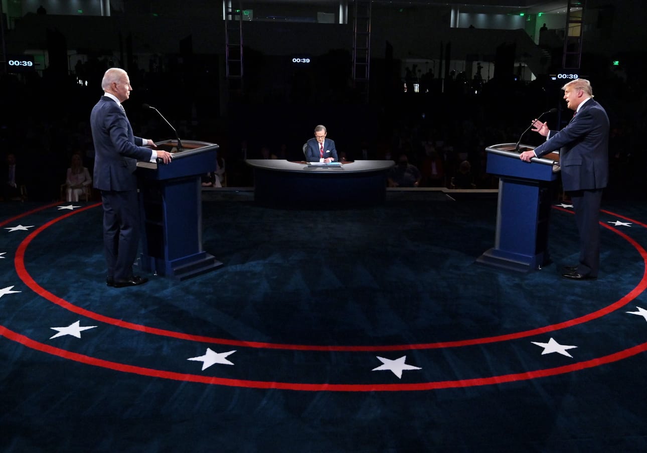 Joe Biden (vasemmalla) ja Donald Trump väittelivät tiistaina. Väittelyn häviäjäksi sanottiin monissa yhdysvaltalaismedioissa maan demokratiaa.