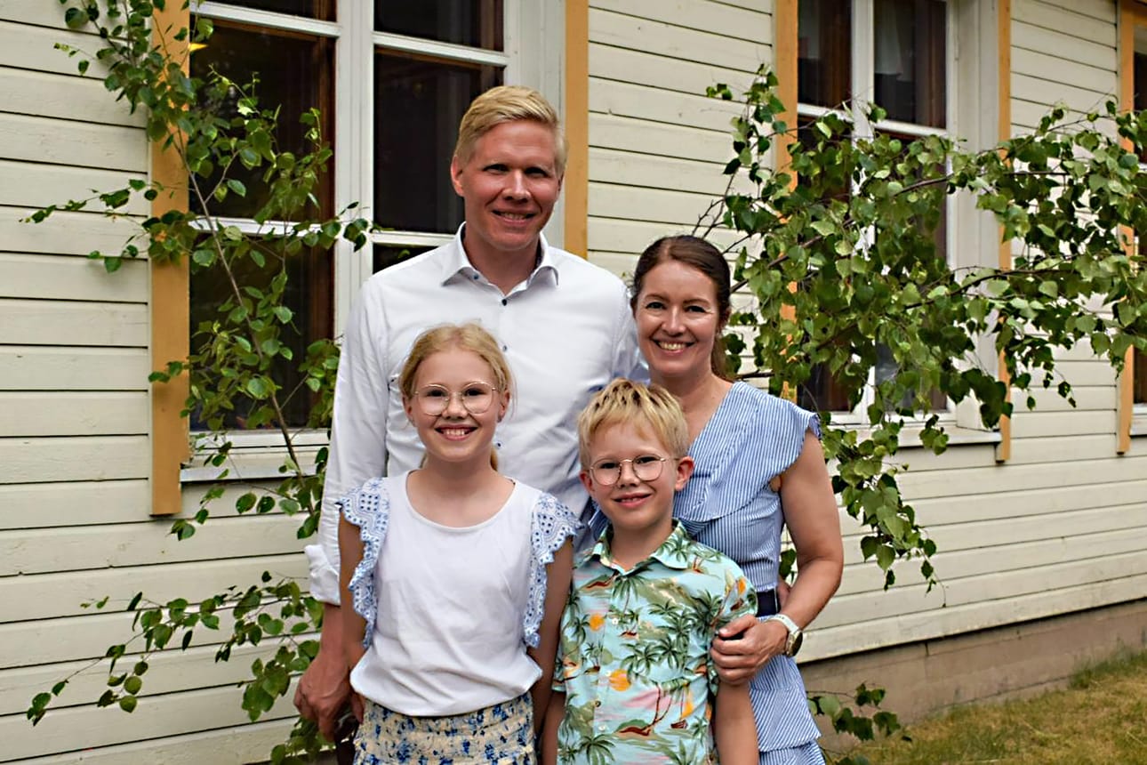 Oulaistelaislähtöinen Tiina Halmesmäki (os. Mikkola) oli perheensä kanssa sukujuhlissa viime kesänä Piipsjärven nuorisoseuralla.