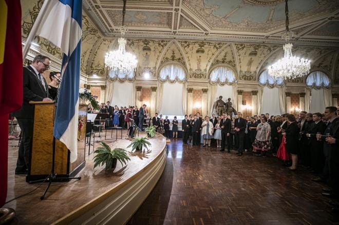 Nuorten itsenäisyyspäivän juhlat Vaasan kaupungintalolla isännöi kaupunginjohtaja Tomas Häyry. Kuvat: Maija Saanio