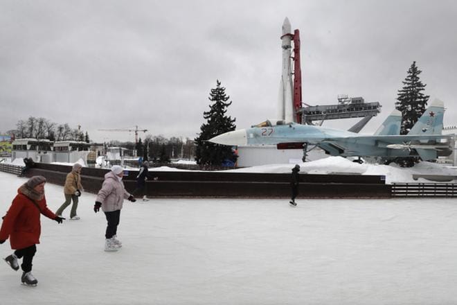 Venäläinen Su-27 on Suhoin tuoteperheen vanhempaa hävittäjäkalustoa. Uusimmat Su-57-häivehävittäjä ja Su-35-hävittäjä ovat ensi vuosikymmenen Venäjän etulinjan ilmasotakalustoa. Su-27 oli esillä Moskovassa helmikuussa 2019. KUVA: YURI KOCHETKOV