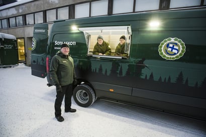 Munkeille uusi kyyti sotaharjoituksiin – Rovaniemen vapaaehtoiset kiersivät pitkin Suomea kehittääkseen maan parhaan sotkuauton