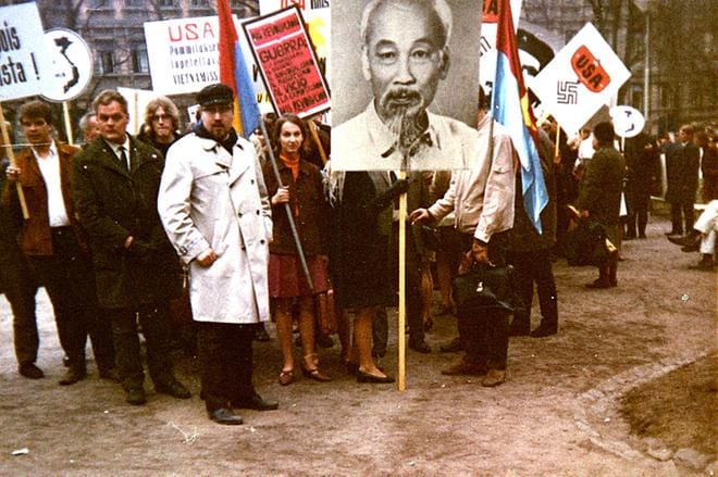 Vuosi 1968 toi politiikan kaduille pitkin maailmaa. Suomessa otettiin nopeasti oppia ja Vietnamin kommunistijohtaja Ho Tši Minhin kuvia kannettiin mielenosoituksista toiseen. KUVA: Työväen arkisto
