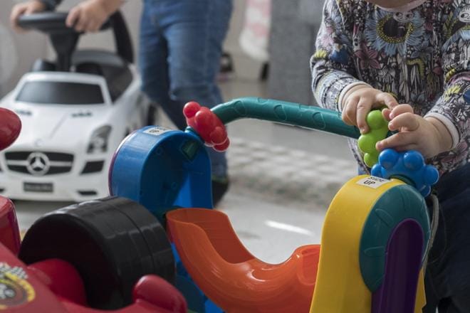 Kaksikielisen maalahtelaisen perheen vanhemmat ovat päättäneet, että heidän lastensa on saatava hoitoa omalla äidinkielellään, eli suomeksi. Perheenäiti kokee, ettei kunta ole onnistunut järjestämään sitä. Tämä on perheenäidin mielestä myös turvallisuusriski. KUVA: MINNA ANTILA
