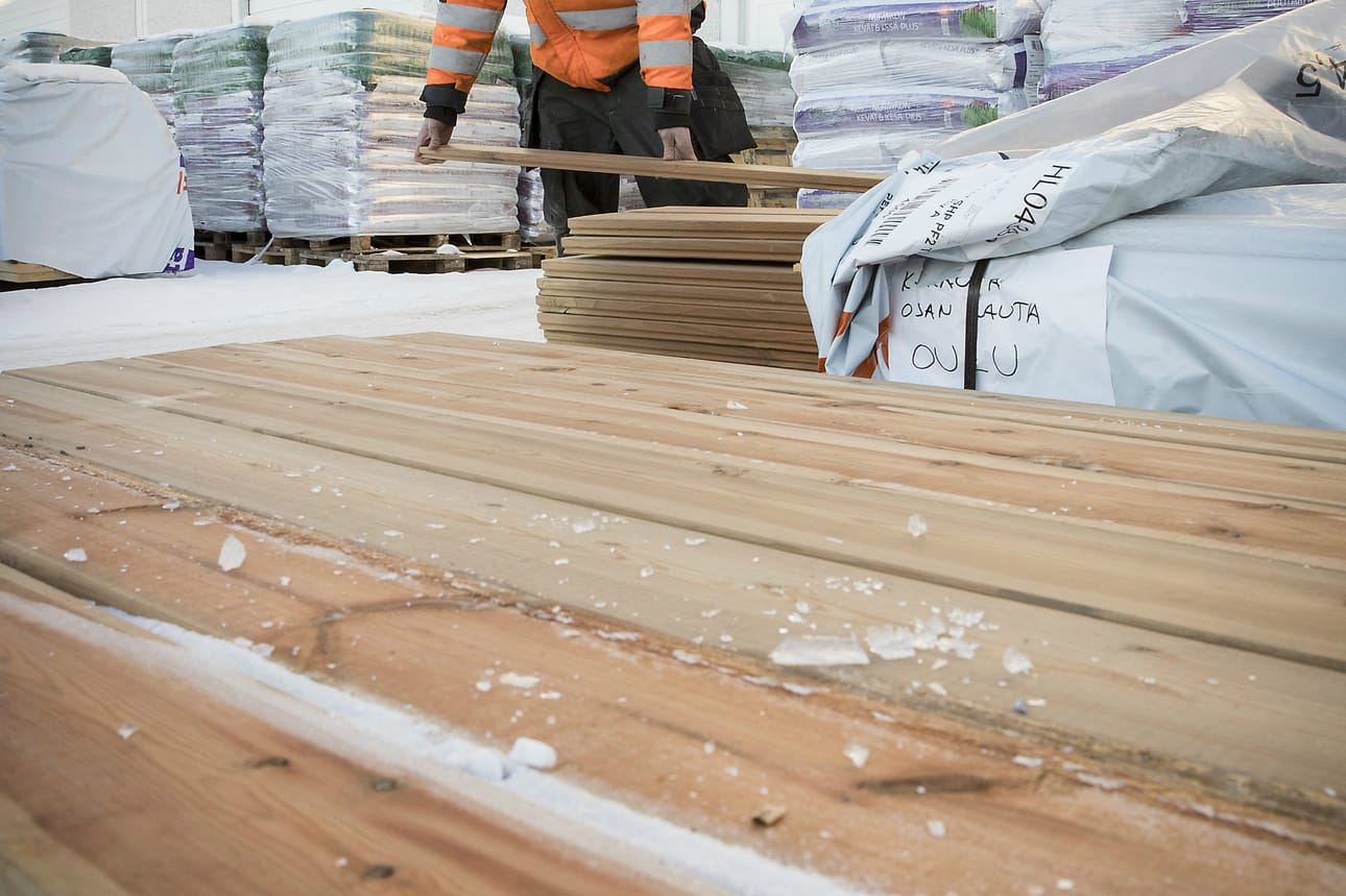 Painekyllästetylle puutavaralle yksi vaihtoehto on lämpökäsitelty puu.
