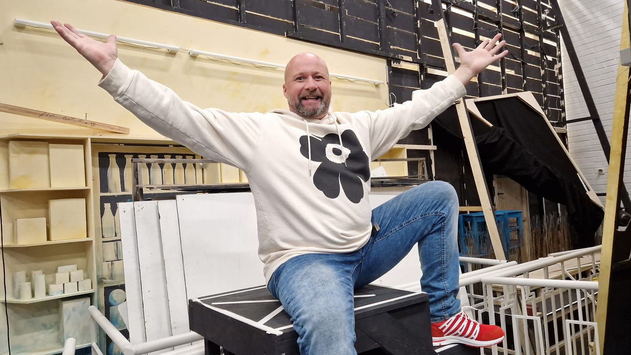 Jani Johansson kertoo, että näytelmä painottuu televisiosarjaa enemmän komediaan.