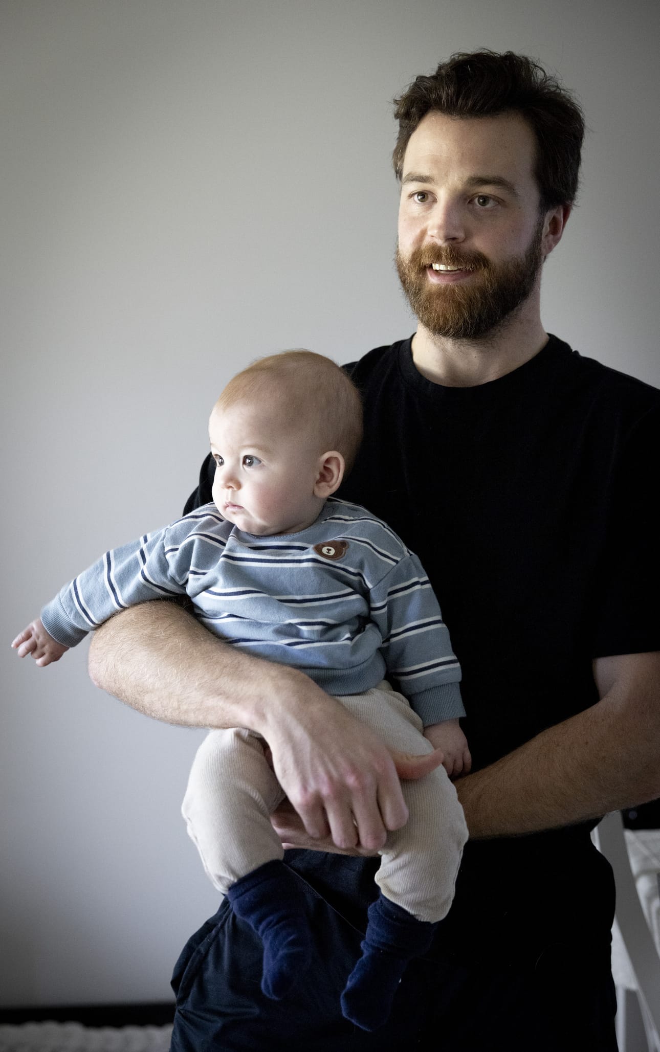 Niklas Rubin hoitaa puolen vuoden ikäistä Otto-poikaansa jo tottuneesti.