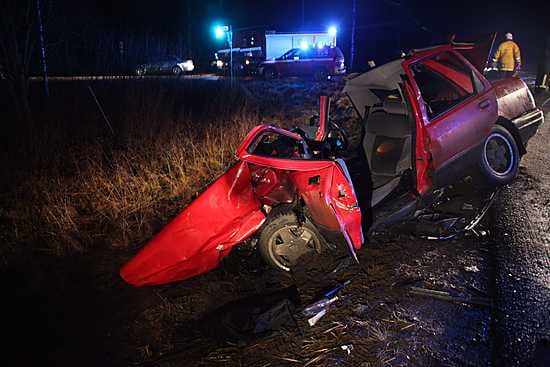 Kolme nuorta kuoli ja neljä loukkaantui vakavasti kahden henkilöauton risteyskolarissa Pirkanmaan Kuhmalahdella myöhään lauantai-iltana 28. marraskuuta 2009.