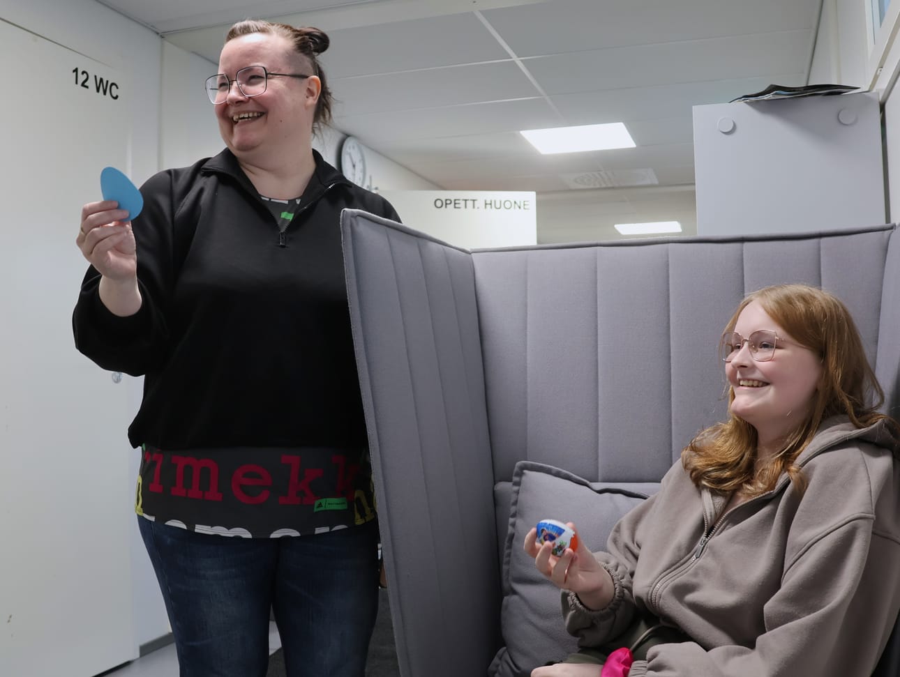 Härmän lukion opettaja Suvi Rintasalo toi tiistaina suklaamunan opiskelija Kiira Kalijärvelle onnistuneesta, opiskelijakunnan hallituksen järjestämästä pääsiäismunajahdista. He ovat iloisia senkin vuoksi, että oma lukio sai jatkoaikaa Kauhavan kaupunginhallitukselta.