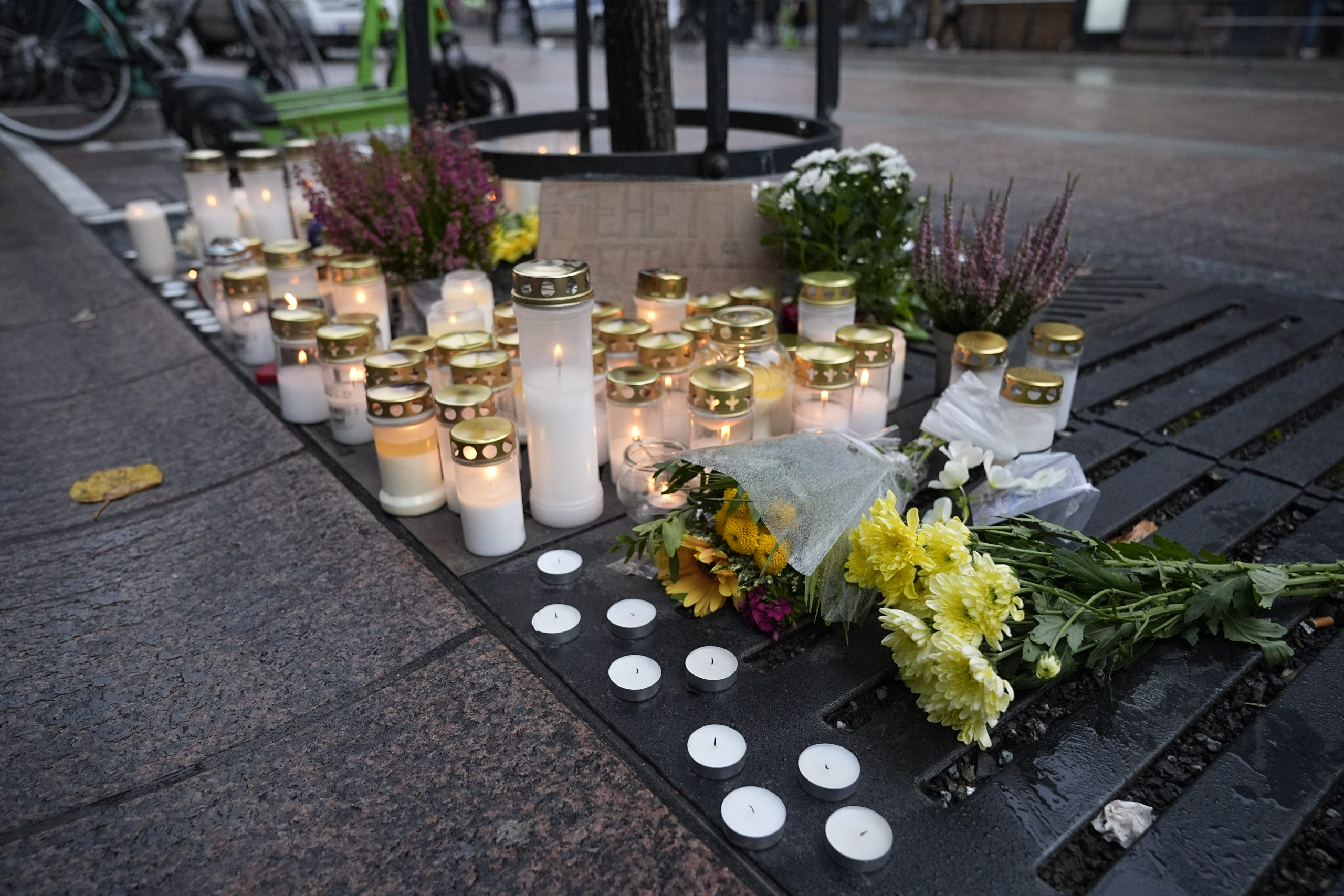 Poliisi epäilee, että yksi Tampereen Hämeenkadulla ammutuista laukauksista osui sivulliseen