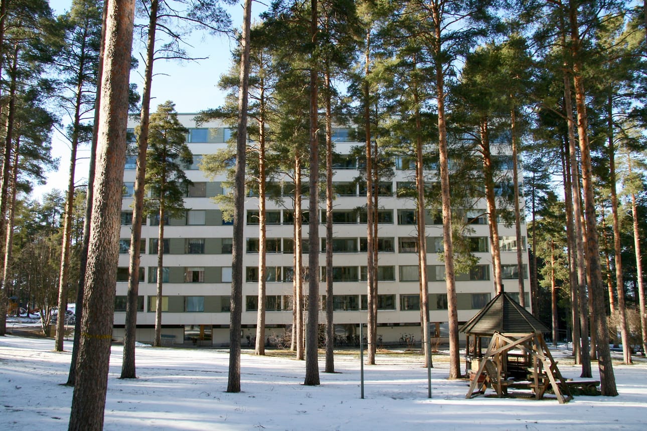 Kaukovainio oli yksi alueista, joka nousi esiin tutkimuksessa. Arkistokuvassa yksi Kaukovainiolla sijaitsevista kerrostaloista.