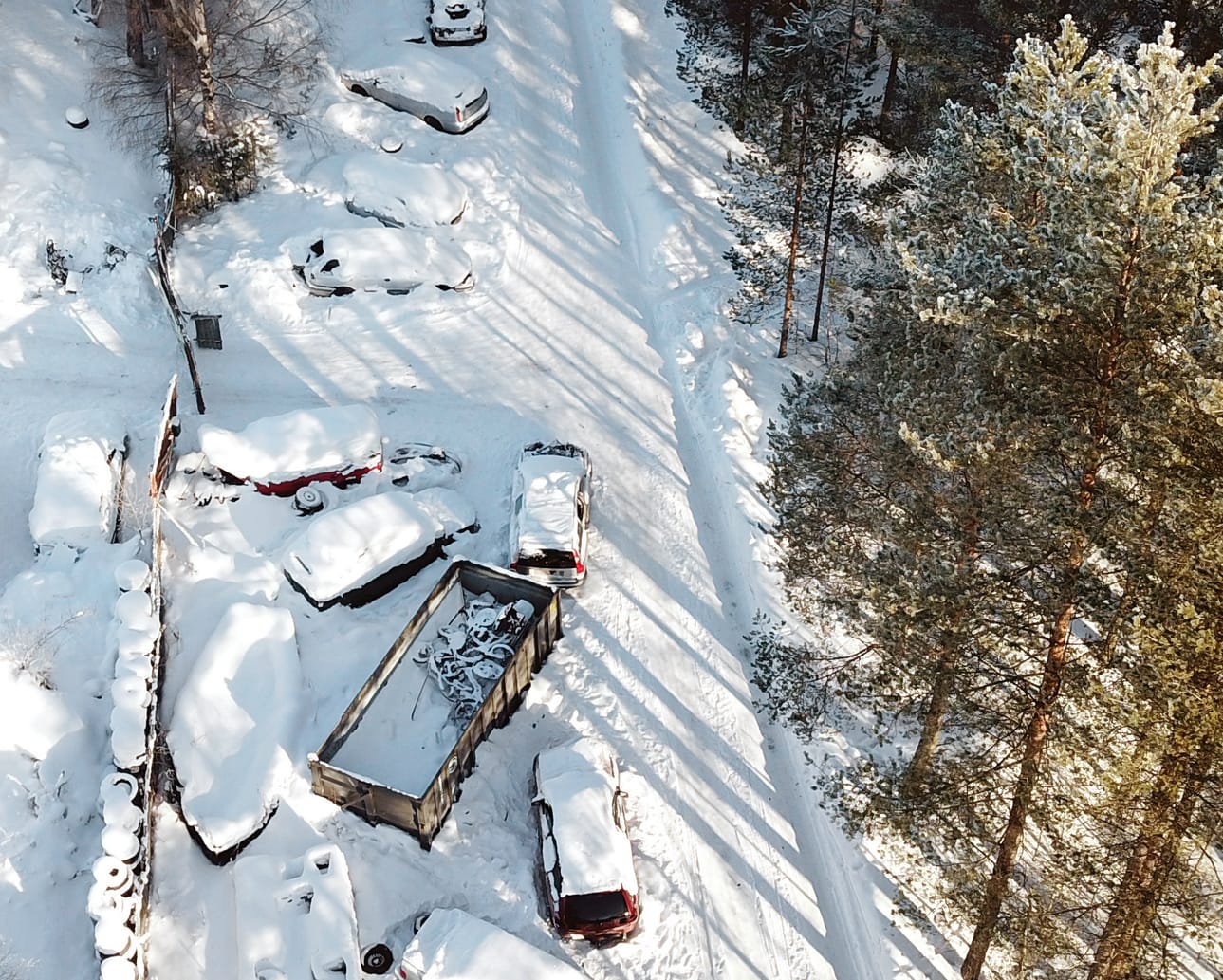Haukiputaalla teollisuusalueella Annalankankaalla lähiympäristön asukkaiden huomio on kiinnittynyt valtavaan määrään enimmäkseen romuautoja.