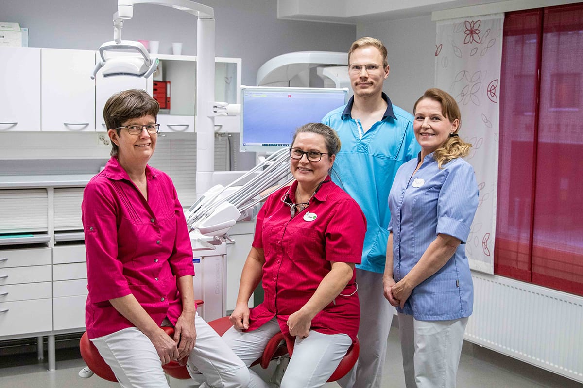 Hammasasema Suusalongin asiantuntevat hammasasiantuntijat haluavat tehdä hammaslääkärillä asioinnin mahdollisimman mukavaksi jokaiselle. ”Tarjoamme huomaavaista, yksilöllistä palvelua vuosien kokemuksen tuomalla varmuudella.”